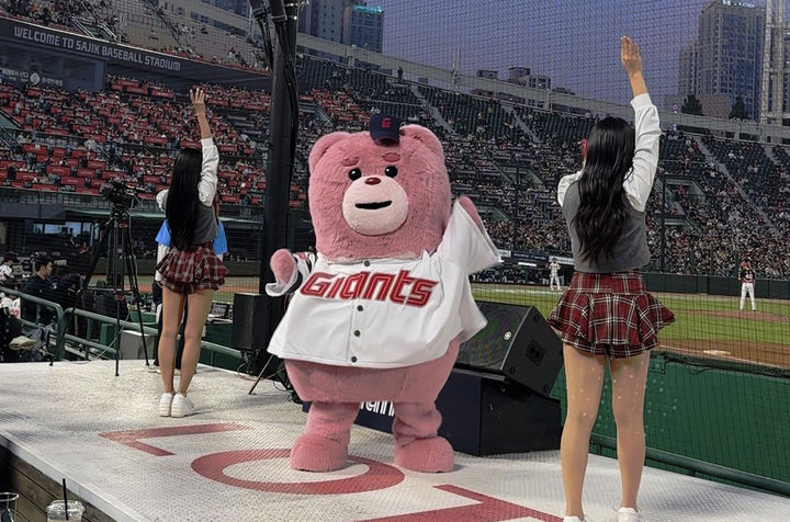 [서울=뉴시스] 롯데홈쇼핑은 캐릭터 '벨리곰'이 롯데자이언츠 선수단 출근길에 진행한 영상이 공개 5일 만에 조회수 60만회를 돌파한 데 이어 홈경기에서 특별 시구까지 선보이며 자이언츠 응원에 나섰다고 22일 밝혔다. (사진=롯데홈쇼핑 제공)&nbsp; *재판매 및 DB 금지