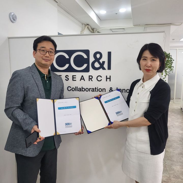 (좌)시노펙스 민철홍 인공신장 R&D 센터장과 씨씨앤아이리서치 김숙경 대표. (사진=시노펙스 제공) *재판매 및 DB 금지