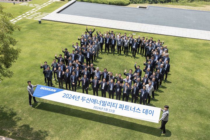 [창원=뉴시스] 강경국 기자 = 21일 두산에너빌리티 경남 창원본사에서 열린 2024년 두산에너빌리티 파트너스 데이 행사에서 행사에서 정연인 두산에너빌리티 부회장을 비롯한 참석자들이 단체 기념사진을 촬영하고 있다. (사진=두산에너빌리 제공). 2024.05.22. photo@newsis.com *재판매 및 DB 금지