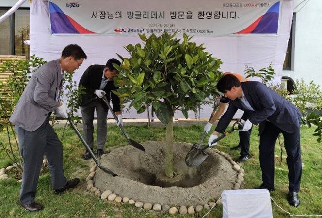 [서울=뉴시스]함진규 한국도로공사 사장이 지난 20일 방글라데시 파드마대교 및 N8 고속도로 사업 현장 사무실에서 기념 식수를 하고 있다. (사진=도로공사 제공) 2024.05.22. photo@newsis.com&nbsp; *재판매 및 DB 금지