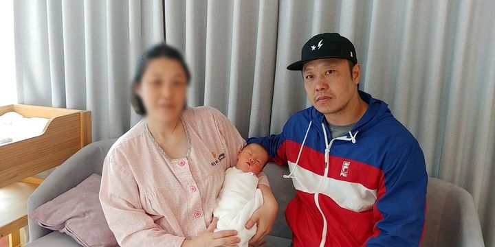 [수원=뉴시스] 경기 화성시에 사는 여모(43)씨와 그의 남편이 지난 17일 다둥이네 가족의 일곱 번째 자녀이자 첫 아들로 태어난 김하늘 군과 함께 산부인과 조리원실에서 다정하게 기념사진을 찍고 있다. (사진=산부인과 제공) 2024.05.21. photo@newsis.com  *재판매 및 DB 금지