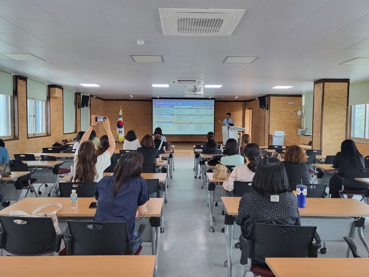 [창녕=뉴시스] 창녕교육지원청이 관내 학부모를 대상으로 미래교육 이해를 위한 학부모 연수를 하고 있다. (사진=창녕교육지원청 제공) 2024.05.22. photo@newsis.com *재판매 및 DB 금지