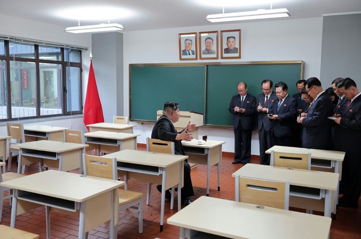 [서울=뉴시스] 김정은 북한 국무위원장이 21일 노동당 중앙간부학교 준공식에 참석했다고 노동신문이 보도했다. 사진은 강의실로 보이는 공간에서 김 위원장 초상화가 선대 지도자 김일성·김정일의 초상화와 나란히 걸린 모습. (사진=노동신문 캡처) 2024.05.22. *재판매 및 DB 금지