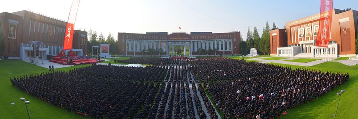 [서울=뉴시스] 김정은 북한 국무위원장이 21일 노동당 중앙간부학교 준공식에 참석했다고 노동신문이 보도했다. 사진은 교내 혁명사적관 건물 외벽에 김 위원장 초상화가 선대 지도자 김일성·김정일의 초상화와 나란히 걸린 모습. (사진=노동신문 캡처) 2024.05.22. *재판매 및 DB 금지