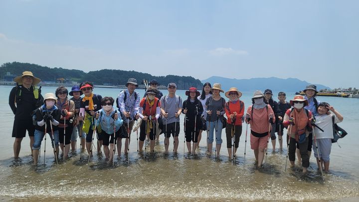 [고성(경남)=뉴시스] 신저엋 기자 = 경남 고성군(군수 이상근)은 코리아둘레길 남파랑길 12, 13, 31, 32, 33번 5개 코스, 약 70㎞에 6개 프로그램으로 구성된 고성해양치유길을 지난 4월부터 오는 11월 말까지 운영하고 있다고 22일 밝혔다.사진은 지난해 자연인로드 탐방 모습.(사진=고성군 제공).2024.05.22. photo@newsis.com *재판매 및 DB 금지