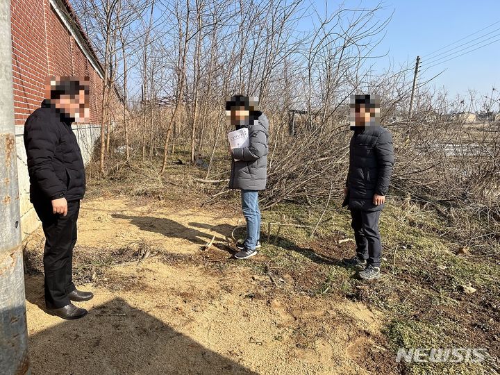 [평택=뉴시스] 평택 주한미군 주변지역 토양오염도를 측정하고 있는 모습 (사진 = 평택시 제공) 2024.05.22. photoWnewsis.com 