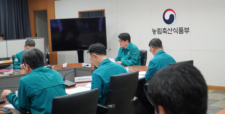[세종=뉴시스]아프리카돼지열병 중앙사고수습본부(중수본)이 22일 관계부처와 지차체가 참여한 중수본 회의를 개최하고 있다. (사진=농림축산식품부 제공) *재판매 및 DB 금지