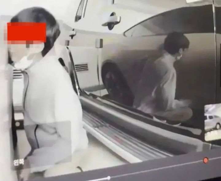 [서울=뉴시스] 한 남성이 백화점 주차장에서 자신의 차량에 붙어 뽀뽀를 하고 더듬는 등의 행위를 하는 장면이 포착됐다는 사연이 18일 한 포털사이트 테슬라 카페를 통해 공유됐다. 사진은 작성자가 공유한 당시 남성의 모습. (사진=커뮤니티 갈무리) 2024.5.22 *재판매 및 DB 금지