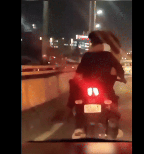 [서울=뉴시스] 무릎에 여자 친구를 앉히고 오토바이를 운전한 인도 남성이 현지 경찰에 체포됐다. (사진= X 캡처) *재판매 및 DB 금지 *재판매 및 DB 금지