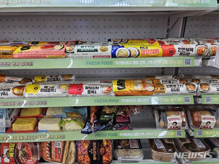 [서울=뉴시스] 류난영 기자= 서울시 중구에 위치한 한 편의점에 김밥이 진열돼 있다. 