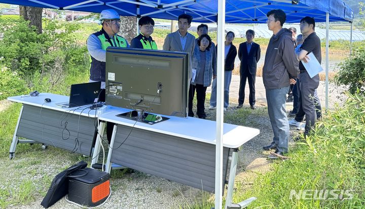 [전주=뉴시스]윤난슬 기자 = LX 한국국토정보공사 전북본부는 '드론, AI 활용 수질오염 감시업무' 추진을 위한 현장 시연을 진행했다고 22일 밝혔다.(사진=LX 전북본부 제공)