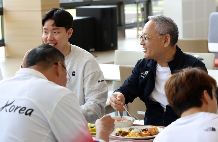 유인촌 문화체육관광부 장관이 22일 충북 진천 국가대표선수촌을 찾아 선수들과 점심식사를 함께 하고 있다. (사진=문화체육관광부 제공) photo@newsis.com *재판매 및 DB 금지