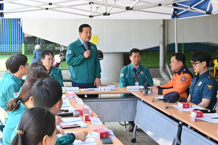 [대구=뉴시스] 대구시 남구는 여름철 풍수해에 대비해 관계 기관과 합동으로 극한 강우 훈련을 실시했다. (사진=대구시 남구 제공) 2024.05.22. photo@newsis.com *재판매 및 DB 금지