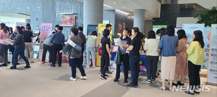 [전주=뉴시스] 전북자치도와 도내 9개 시군은 22일 정부 세종청사에서 행정안전부 직원들을 대상으로 고향사랑기부 홍보에 나섰다. 2024.05.22 (사진= 전북자치도 제공) *재판매 및 DB 금지