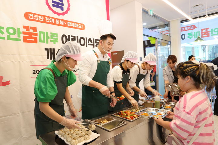 [서울=뉴시스]오언석 도봉구청장이 지역 내 아동에게 반찬을 나눠주고 있다. 2024.05.22. (사진=도봉구 제공) *재판매 및 DB 금지