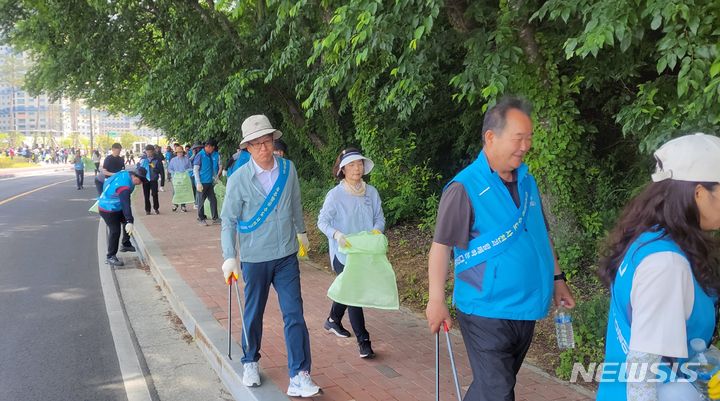 경남 사천시, 우주항공청 일원서 쓰레기 수거 구슬땀