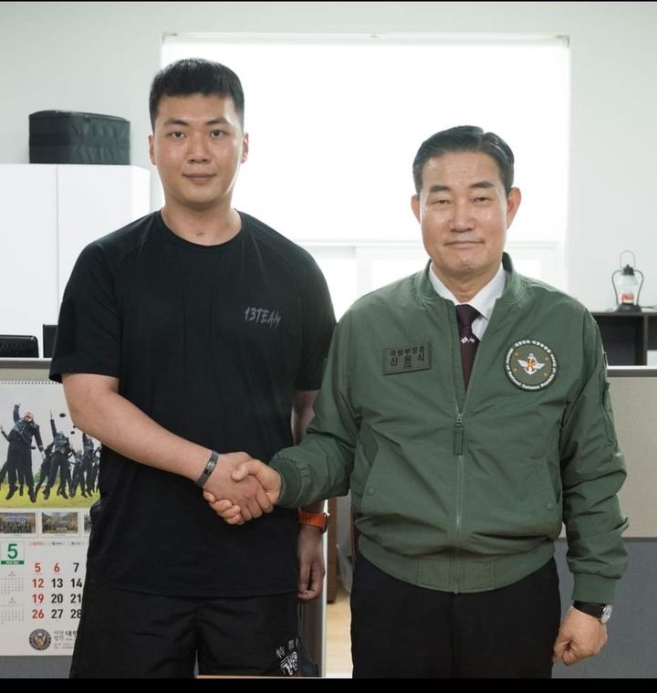 [서울=뉴시스] 신원식 국방부장관은 지난해 여름 특전사 야간훈련 중 쓰러졌다 1%의 생존확률을 뚫고 7개월만에 가족의 품으로 돌아온 최재혁 중사를 22일 위문 방문했다. (사진=신원식 장관 페이스북 캡쳐) 2024.05.22. *재판매 및 DB 금지