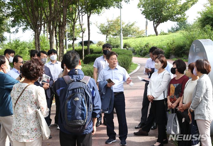 [광명=뉴시스] 박승원 광명시장이 시민들과 이야기를 나누고 있다.(사진=광명시 제공)2024.05.22.photo@newsis.com