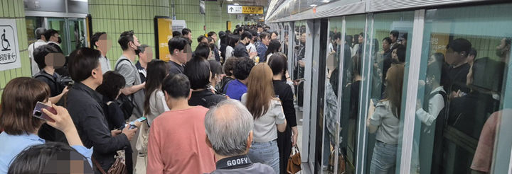 [서울=뉴시스] 홍찬선 기자 = 지난 22일 오후 6시25분께 서울 지하철 6호선 기관사가 상월곡역 종착역인 봉화산역으로 착각해 승객들을 하차시키는 사고가 발생해 퇴근길 승객들이 큰 불편을 겪었다. 사진은 이날 해당 열차에서 내려 상월곡 역사에 대기중인 승객들. 2024.05.23. mania@newsis.com *재판매 및 DB 금지