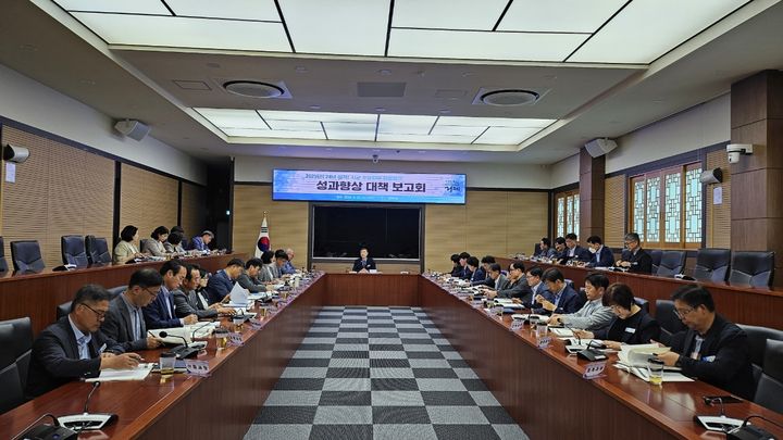 [거제=뉴시스] 신정철 기자= 거제시(시장 박종우)는 22일, 2025년(‘2024년 실적) 시군 주요업무 합동평가 대비 성과목표 달성과 우수기관 선정을 위한 성과향상 대책 보고회를 개최했다.(사진=거제시 제공),2024.05.22. photo@newsis.com *재판매 및 DB 금지