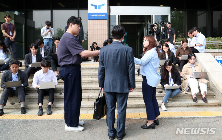 [과천=뉴시스] 이영환 기자 = 오동운 고위공직자범죄수사처(공수처) 처장이 22일 오전 경기 과천시 공수처로 출근하며 취재진의 질문에 답하고 있다. 2024.05.22. 20hwan@newsis.com