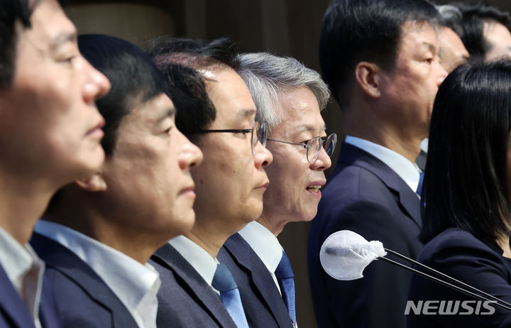 [서울=뉴시스] 조성우 기자 = 민형배(왼쪽 네 번째) 더불어민주당 정치검찰 사건 조작 특별대책단 단장과 이성윤(왼쪽 두 번째), 박균택 등 제22대 국회 당선인들이 22일 오전 서울 여의도 국회 소통관에서 '쌍방울의 대북사업 빙자 주가조작 정황' 관련 기자회견을 하고 있다. 2024.05.22. xconfind@newsis.com