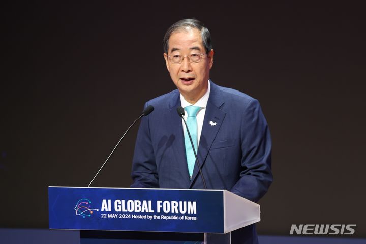 [서울=뉴시스] 김선웅 기자 = 한덕수 국무총리가 22일 서울 성북구 한국과학기술연구원에서 열린 AI 글로벌 포럼에 참석해 인사말을 하고 있다. 2024.05.22. mangusta@newsis.com