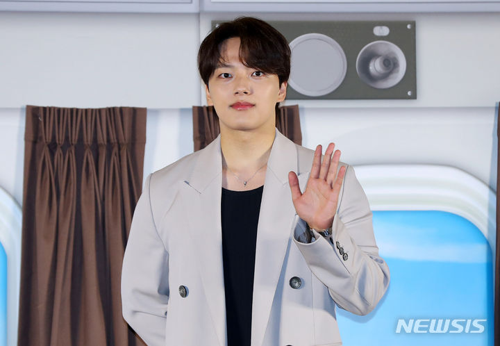 [서울=뉴시스] 김혜진 기자 = 배우 여진구가 22일 오전 서울 용산구 CGV 용산아이파크몰에서 열린 영화 '하이재킹'(감독 김성한) 제작보고회에서 포즈를 취하고 있다. '하이재킹'은 1971년 대한민국 상공 여객기가 공중 납치되면서 벌어지는 극한의 상황을 담은 영화로 오는 6월 21일 개봉한다. 2024.05.22. jini@newsis.com