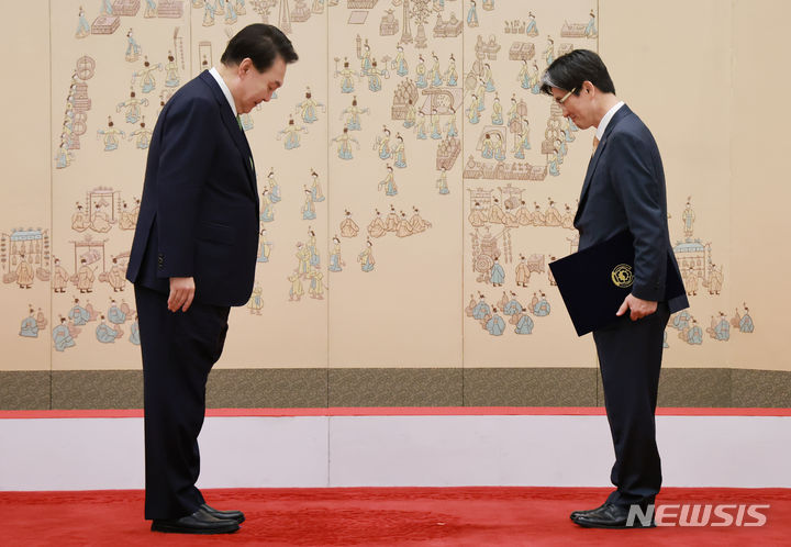 [서울=뉴시스]조수정 기자 = 윤석열 대통령이 22일 서울 용산 대통령실 청사에서 열린 고위공직자범죄수사처장(공수처장) 임명장 수여식에서 오동운 공수처장에게 임명장을 수여한 뒤 인사를 받고 있다. (대통령실통신사진기자단) 2024.05.22. chocrystal@newsis.com