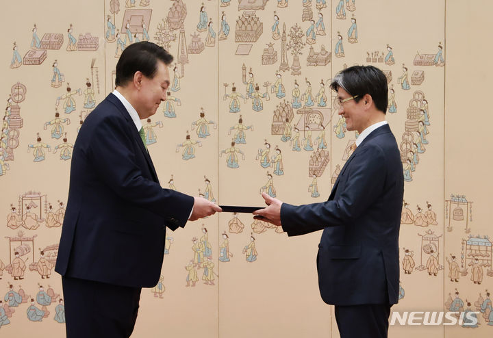 [서울=뉴시스]조수정 기자 = 윤석열 대통령이 22일 서울 용산 대통령실 청사에서 열린 고위공직자범죄수사처장(공수처장) 임명장 수여식에서 오동운 공수처장에게 임명장을 수여하고 있다. (대통령실통신사진기자단) 2024.05.22. chocrystal@newsis.com