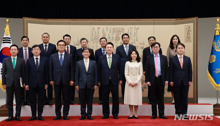 [서울=뉴시스]조수정 기자 = 윤석열 대통령이 22일 서울 용산 대통령실 청사에서 열린 고위공직자범죄수사처장(공수처장) 임명장 수여식에서 오동운 공수처장에게 임명장을 수여한 뒤 정진석 비서실장 등 참모진과 함께 기념촬영을 하고 있다. (대통령실통신사진기자단) 2024.05.22. chocrystal@newsis.com