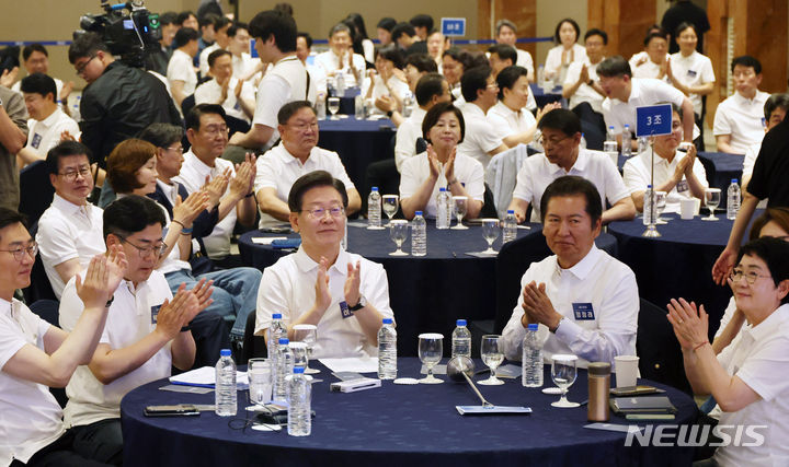 [예산=뉴시스] 조성우 기자 = 이재명 더불어민주당 대표와 박찬대 원내대표 등 지도부와 제22대 국회 당선인들이 22일 오후 충남 예산군 스플라스 리솜에서 열린 제22대 국회의원 당선인 워크숍에서 박수치고 있다. 2024.05.22. xconfind@newsis.com