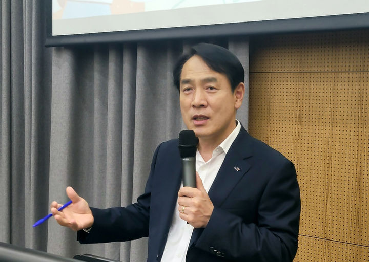 조영호 농어촌공사 전남본부장이 고객 서비스 품질 향상 방안에 대해 특강을 하고 있다. (사진=농어촌공사 전남본부 제공) 2024.05.22. photo@newsis.com *재판매 및 DB 금지