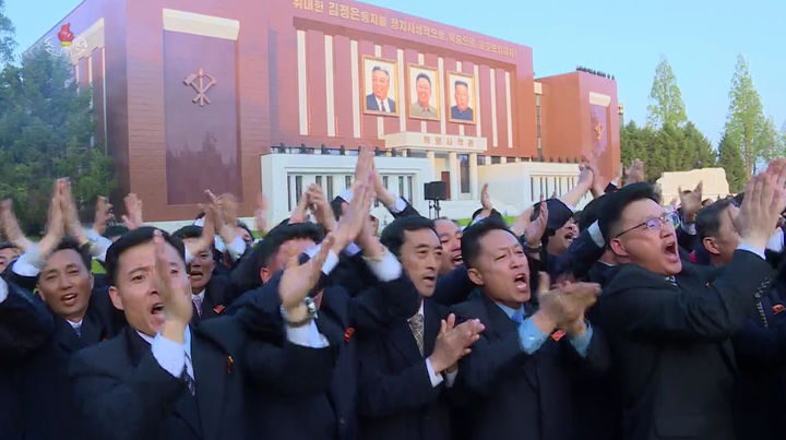 [서울=뉴시스] 22일 조선중앙TV가 김정은 북한 국무위원장이 21일 참석한 조선노동당 중앙간부학교 준공식 영상을 방송했다. 당 중앙간부학교는 당 간부를 양성하고 재교육하는 교육기관으로 교내 혁명사적관 외벽 및 강의실로 보이는 공간에서 김 위원장의 초상화가 할아버지 김일성 주석, 아버지 김정일 국방위원장 초상화 옆에 걸린 사진이 방송됐다. (사진= 조선중앙TV 캡쳐) 2024.05.22. photo@newsis.com *재판매 및 DB 금지