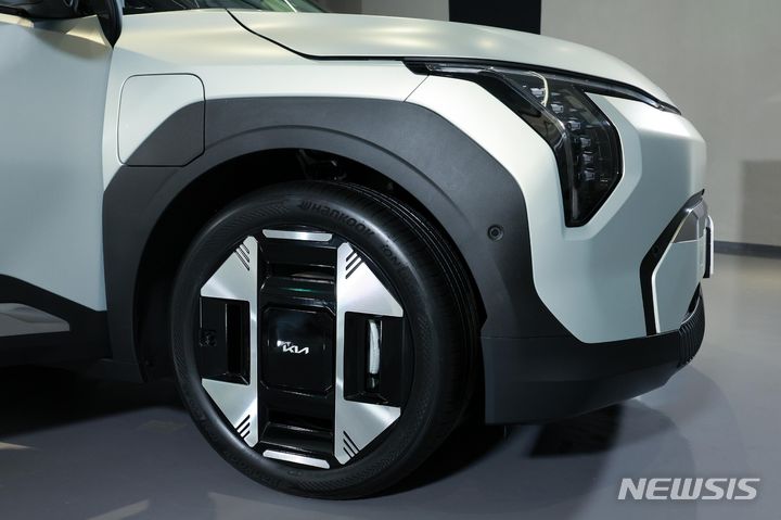 [서울=뉴시스] 고범준 기자 = 22일 서울 성동구 성수 언플러그드 그라운드에서 열린 'The Kia EV3 포토미디어데이'에서 SUV 전기차 EV3가 공개되고 있다. EV3는 국내 시장 기준 21년 기아 첫 E-GMP 기반 전기차 EV6와 23년 대형 전동화 플래그십 SUV EV9에 이은 기아의 세번째 전용 전기차다. 기아는 EV3를 81.4kWh 배터리를 탑재한 롱레인지 모델과 58.3kWh 배터리를 탑재한 스탠다드 모델 두 가지로 운영, 혁신적인 기술과 동급 EV 대비 보다 높은 상품 경쟁력을 갖춘 EV3로 전기차 대중화를 선도한다는 계획이다. 2024.05.23. bjko@newsis.com