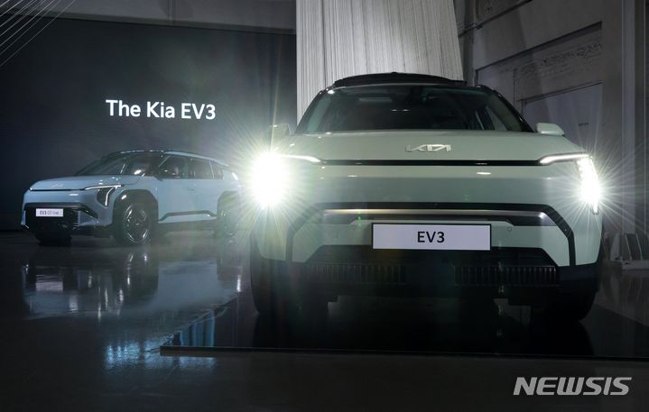 [서울=뉴시스] 고범준 기자 = 22일 서울 성동구 성수 언플러그드 그라운드에서 열린 'The Kia EV3 포토미디어데이'에서 SUV 전기차 EV3가 공개되고 있다. EV3는 국내 시장 기준 21년 기아 첫 E-GMP 기반 전기차 EV6와 23년 대형 전동화 플래그십 SUV EV9에 이은 기아의 세번째 전용 전기차다. 기아는 EV3를 81.4kWh 배터리를 탑재한 롱레인지 모델과 58.3kWh 배터리를 탑재한 스탠다드 모델 두 가지로 운영, 혁신적인 기술과 동급 EV 대비 보다 높은 상품 경쟁력을 갖춘 EV3로 전기차 대중화를 선도한다는 계획이다. 2024.05.23. bjko@newsis.com