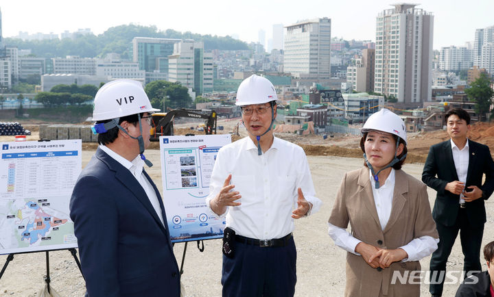 [서울=뉴시스] 홍효식 기자 = 한덕수 국무총리가 22일 오후 서울 동작구 흑석동 재정비촉진지구 9구역을 방문해 현장점검을 하고 있다. 오른쪽은 나경원 국민의힘 동작을 국회의원 당선인. 2024.05.22. yesphoto@newsis.com