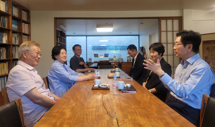 [양산=뉴시스] 차용현 기자 = 김경수 전 경남지사 내외가 22일 오후 경남 양산시 평산마을 소재 대통령 사저를 찾아 문재인 전 대통령과 김정숙 여사와 대화를 나누고 있다. 2024.05.22.(사진=더불어민주당 경남도당 제공) photo@newsis.com *재판매 및 DB 금지