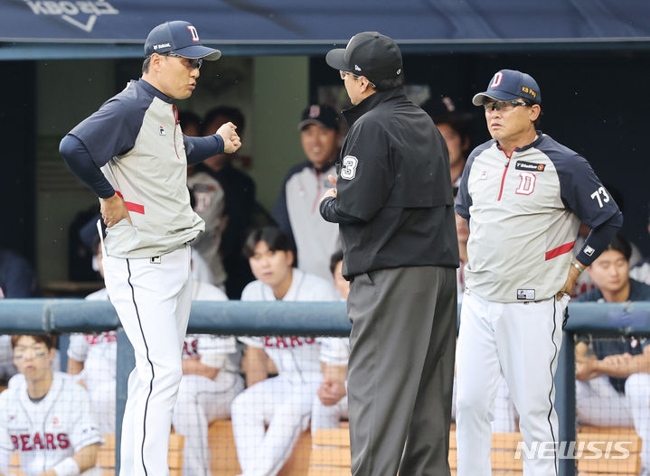 [서울=뉴시스] 김진아 기자 = 22일 서울 송파구 잠실야구장에서 열린 서울 송파구 잠실야구장에서 열린 2024 KBO리그 SSG 랜더스와 두산 베어스의 경기, 1회말 무사 1루 두산 이승엽 감독이 강승호 타석 때 송구방해에 대해 최수원 주심에 항의하고 있다. 2024.05.22. bluesoda@newsis.com