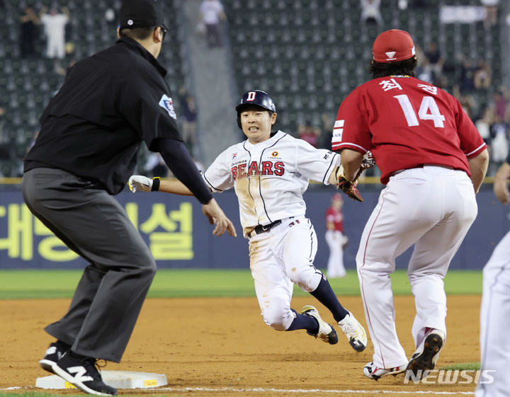 [서울=뉴시스] 김진아 기자 = 지난 5월22일 서울 송파구 잠실야구장에서 열린 서울 송파구 잠실야구장에서 열린 2024 KBO리그 SSG 랜더스와 두산 베어스의 경기, 8회말 1사 2루 두산 정수빈이 우익수 플라이 타구를 치고 3루까지 진루하고 있다. 2024.05.22. bluesoda@newsis.com