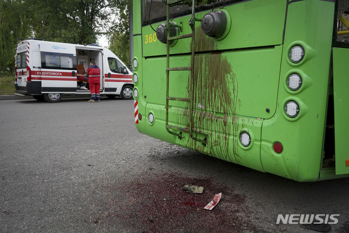 [하르키우=AP/뉴시스] 22일(현지시각) 우크라이나 하르키우에서 트롤리버스를 운행하던 여성 운전자가 러시아군의 포격으로 크게 다쳐 버스와 바닥에 핏자국이 남아 있다. 2024.05.23.