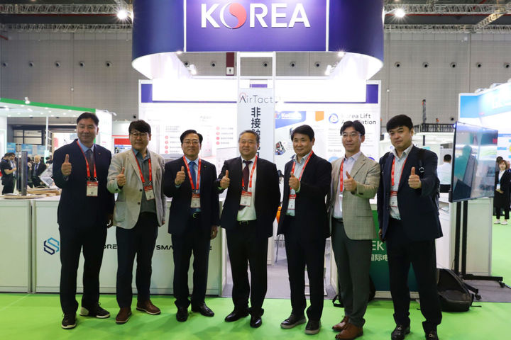 [진주=뉴시스]이용표 KoELSA 이사장(왼쪽 세 번째) 등 관계자들이 한국관 앞에서 중국승강기협회 관계자(가운데)와 기념촬영을 하고 있다.(사진=승강기안전공단 제공).2024.05.23.photo@newsis.com *재판매 및 DB 금지