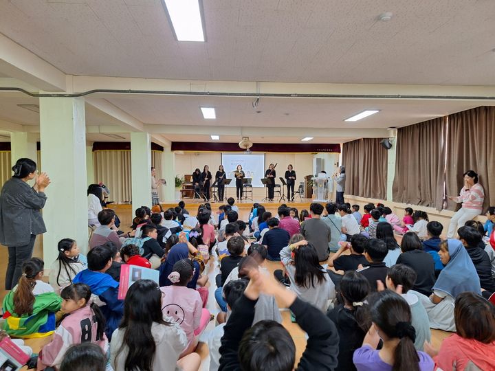 [서울=뉴시스]이달 13일 보광초등학교에서 학교로 찾아가는 신나는 음악여행이 열렸다. 2024.05.23. (사진=용산구 제공) *재판매 및 DB 금지