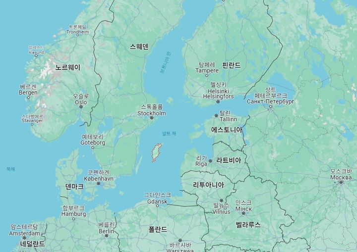 [서울=뉴시스]미카엘 뷔덴 스웨덴군 참모총장이 자국 발트해 영토 고틀란드섬을 블라디미르 푸틴 러시아 대통령이 노리고 있다고 경고했다. 사진은 발트해 일대 지도에 스웨덴 고틀란드섬이 빨간 선으로 표시된 모습. (사진=구글지도 갈무리) 2024.05.23. photo@newsis.com  *재판매 및 DB 금지