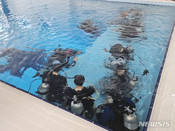 [서울=뉴시스] 권신혁 기자 = 23일 청소년박람회에서 학생들이 스킨스쿠버를 직접 배워보고 있다. 2024.05.23. innovation@newsis.com