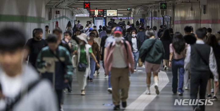 [서울=뉴시스] 지하철역에서 시민들이 이동하고 있다. (사진=뉴시스DB) 2025.10.19. photo@newsis.com *사진은 기사와 직접 관련 없음