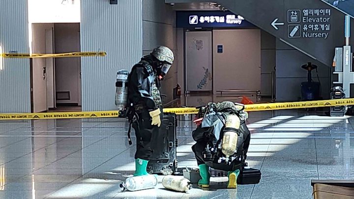 [서울=뉴시스] 김선웅 기자 = 23일 인천국제공항 1터미널 출국장에서 소방대, 군 EOD가 신고를 받고 출동해 성분 미상의 흑색 가루를 조사하고 있다. 성분 미상의 흑색 가루는 출국 승객이 자신의 가방에서 발견해 경찰에 신고한 것으로 현장에서 신경작용제로 확인됐다. 이후 군 화생방 대응팀, 정보분석팀 출동 검역소 현장 확인이 진행됐고 추후 성분 재분석 조치가 진행될 예정이다. (사진=인천국제공항공사 제공) 2024.05.23. photo@newsis.com *재판매 및 DB 금지