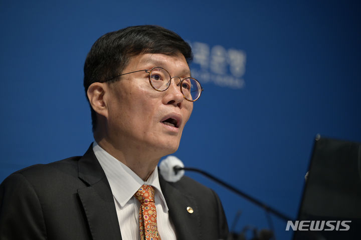 [서울=뉴시스] 사진공동취재단 = 이창용 한국은행 총재가 23일 서울 중구 한국은행 본부에서 열린 통화정책방향 기자간담회에서 발언하고 있다. 2024.05.23. photo@newsis.com
