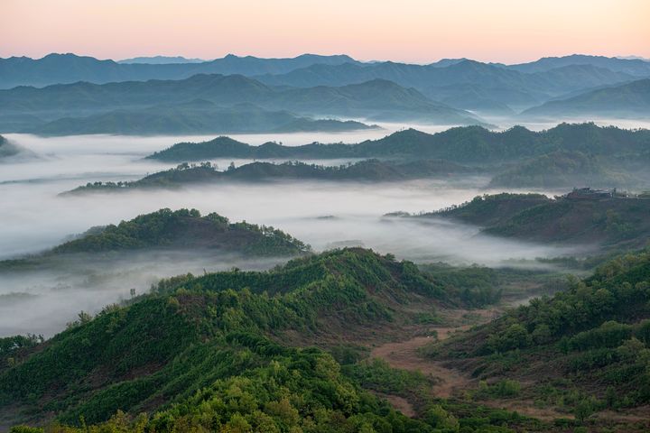 [서울=뉴시스] 육군은 지난해 5월 22일 경기도 연천 육군 5사단 열쇠전망대에서 국방부출입기자단을 대상으로 GOP 대대 임무 현장을 언론에 공개했다. 사진은 육군 5사단 GOP에서 바라본 비무장지대(DMZ). (사진=육군 제공) 2025.12.17. photo@newsis.com *재판매 및 DB 금지