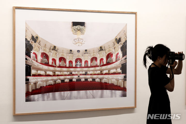 [서울=뉴시스] 박진희 기자 = 국제갤러리는 23일 서울 종로구 국제갤러리 서울점에서 독일 사진작가 칸디다 회퍼(Candida Hfer)의 개인전 'RENASCENCE' 언론공개회를 갖고 사진 작품을 선보이고 있다. 2024.05.23. pak7130@newsis.com